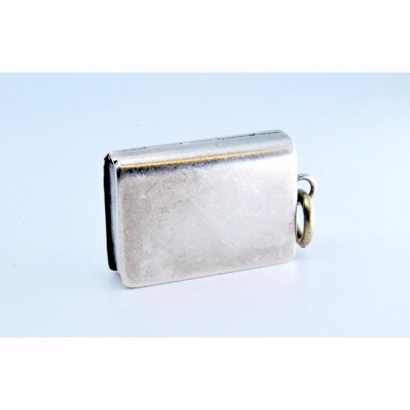 Description: Silver and gold vinaigrette box with smooth book-shaped lid from the George III period. Metal: Silver - Gold. Origin: English. Brand: Birmingham. Weight: 11.87 grams. Dimensions: 2.7x0.8cm. Content: 925/1000(Silver) - 375/1000(Gold).