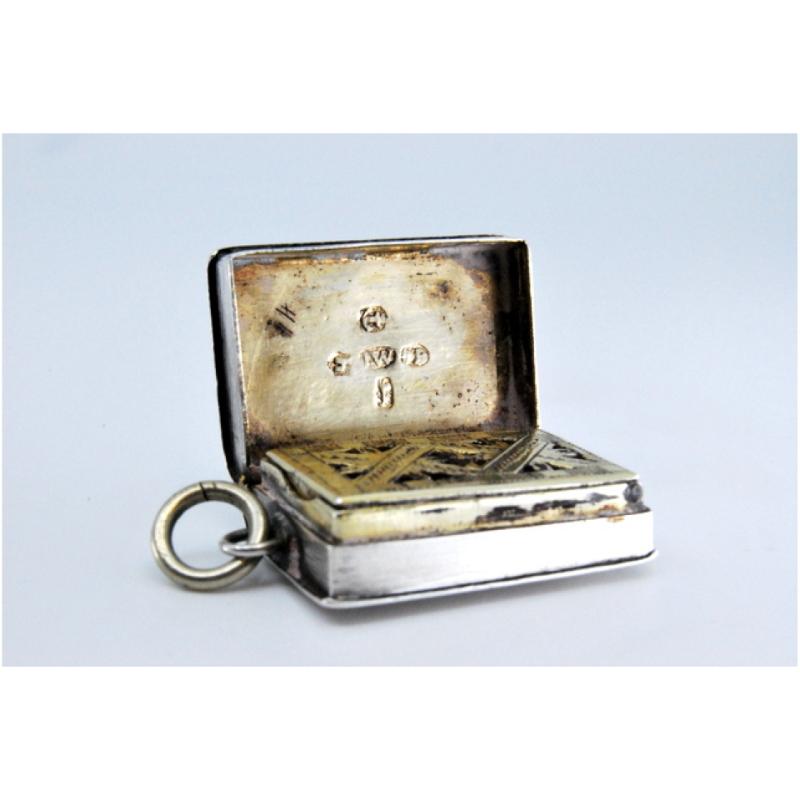 Silver-gold vinaigrette box with smooth book-shaped lid, George III period In Good Condition For Sale In Porto, PT