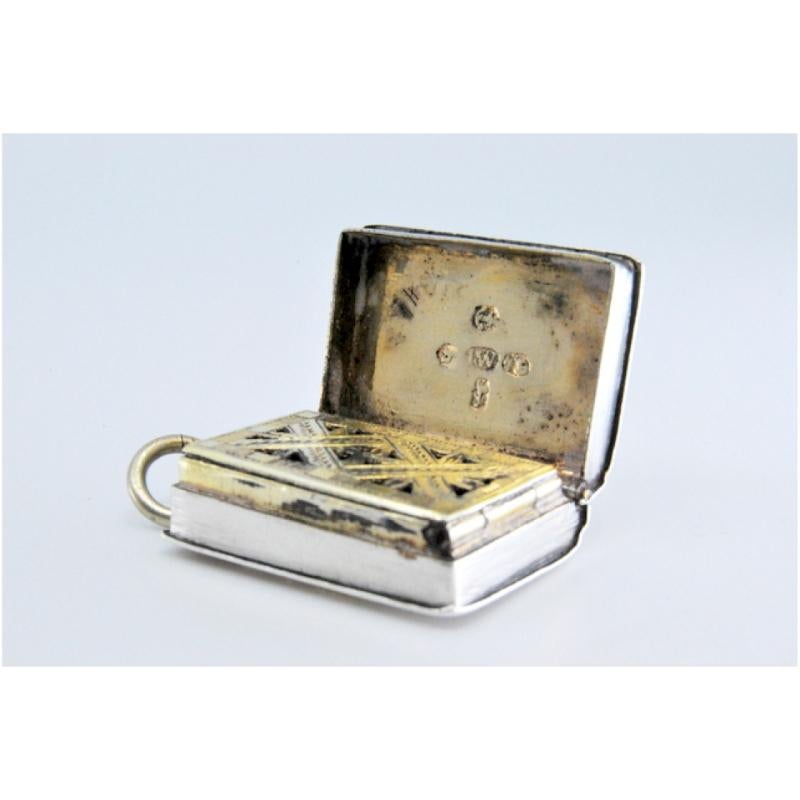 19th Century Silver-gold vinaigrette box with smooth book-shaped lid, George III period For Sale