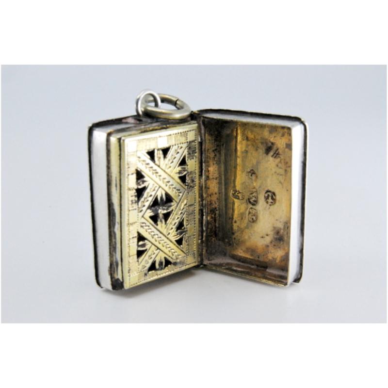 Silver-gold vinaigrette box with smooth book-shaped lid, George III period For Sale 1
