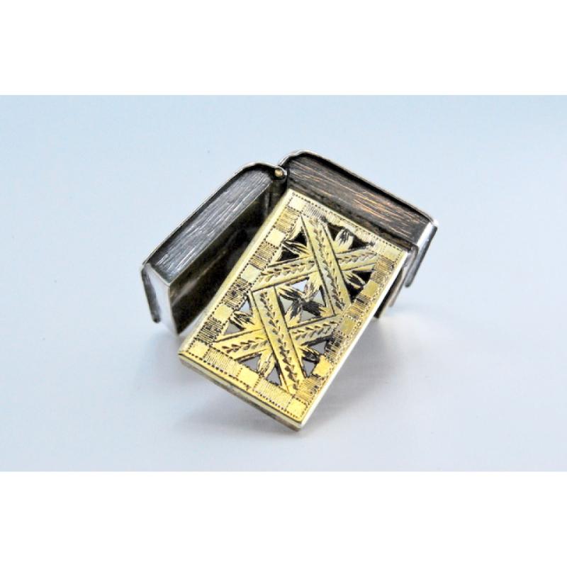 Silver-gold vinaigrette box with smooth book-shaped lid, George III period For Sale 2