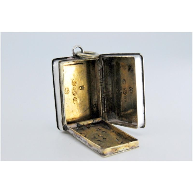 Silver-gold vinaigrette box with smooth book-shaped lid, George III period For Sale 3