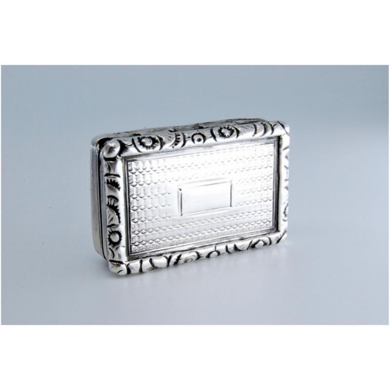 Silver-gold vinaigrette with edge relief and beaded casing, George IV period For Sale 5