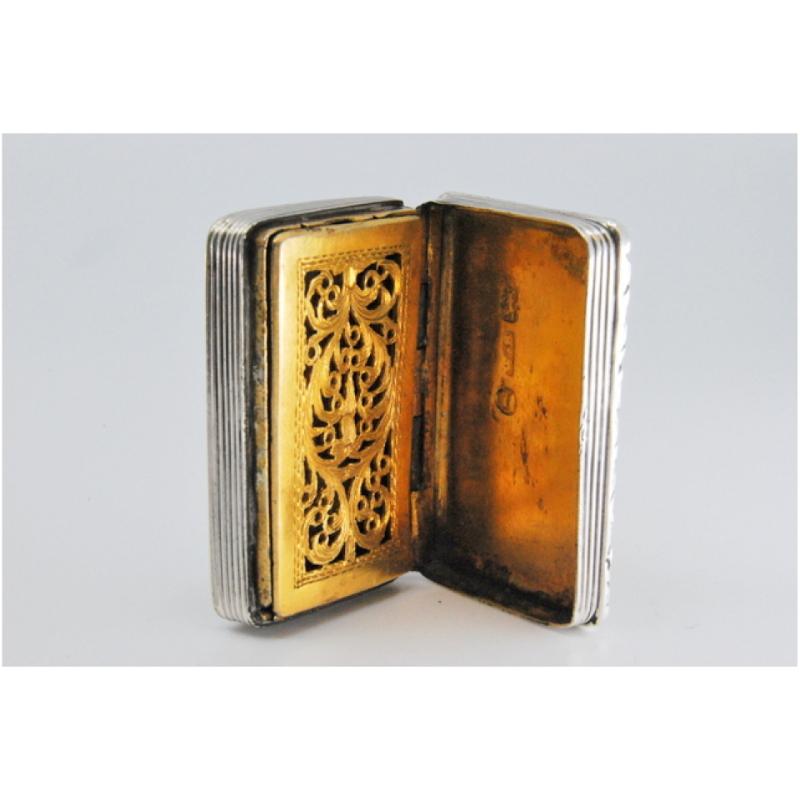 European Silver-gold vinaigrette with edge relief and beaded casing, George IV period For Sale