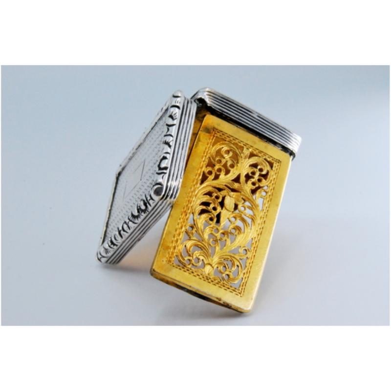 19th Century Silver-gold vinaigrette with edge relief and beaded casing, George IV period For Sale