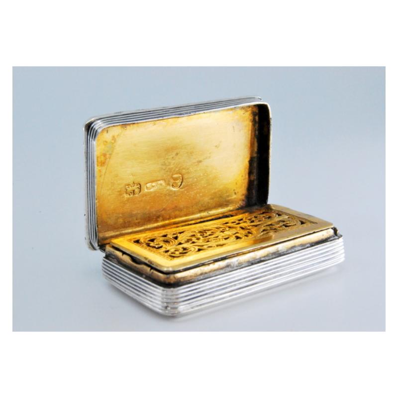 Silver-gold vinaigrette with edge relief and beaded casing, George IV period For Sale 2