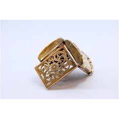 Silver-gold vinaigrette with engraved lid, George III period