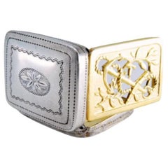 Vinagrera de plata dorada con grabado en la tapa y frisos en el borde, Jorge III