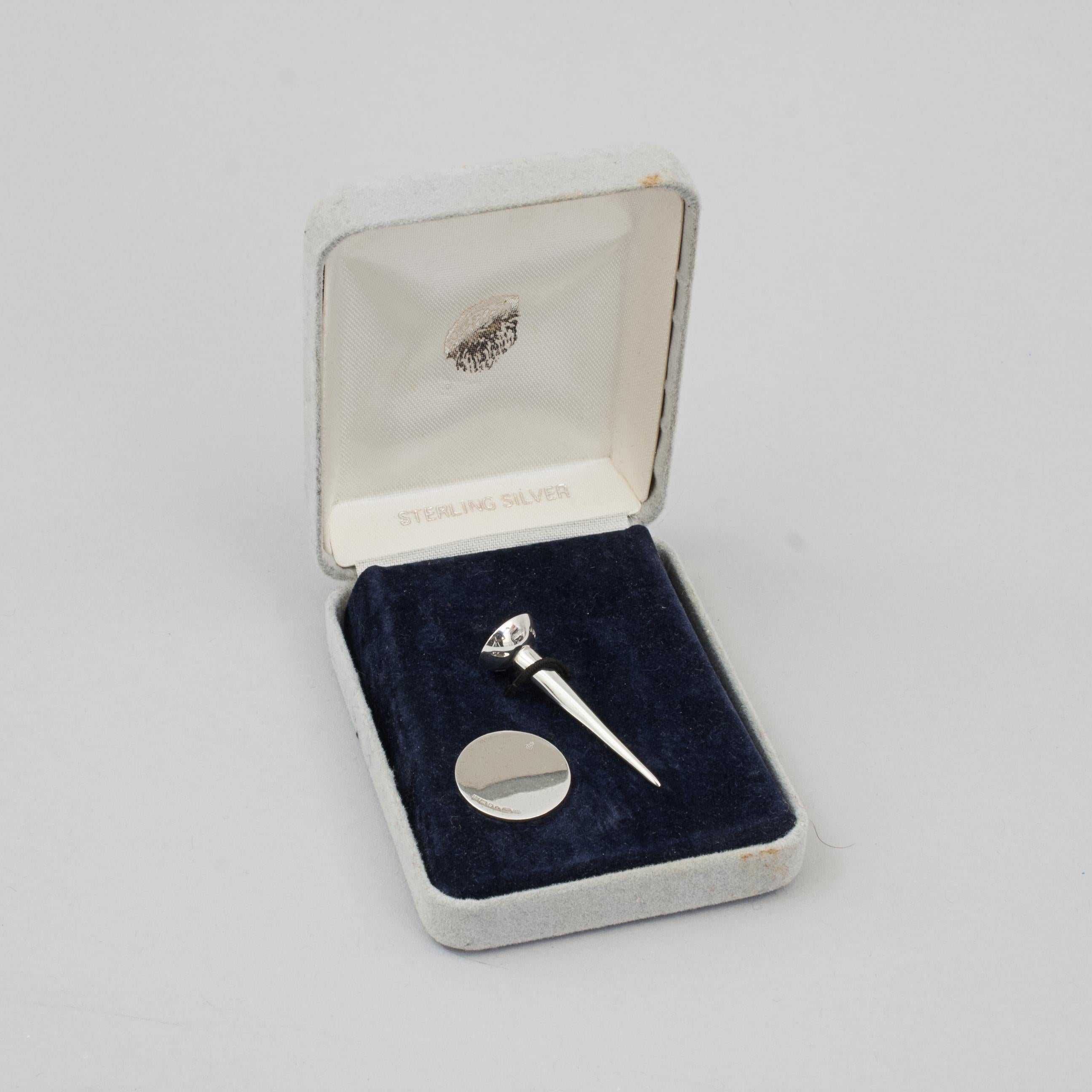 Silver Golf Ball Marker & Golf Tee Pencil.
A wonderful hallmarked sterling silver golf tee and marker set, great for the lover of golf. The two items hallmarked London 1970 with makers mark 'AN in a shield', possibly Ari D Norman. The set is in