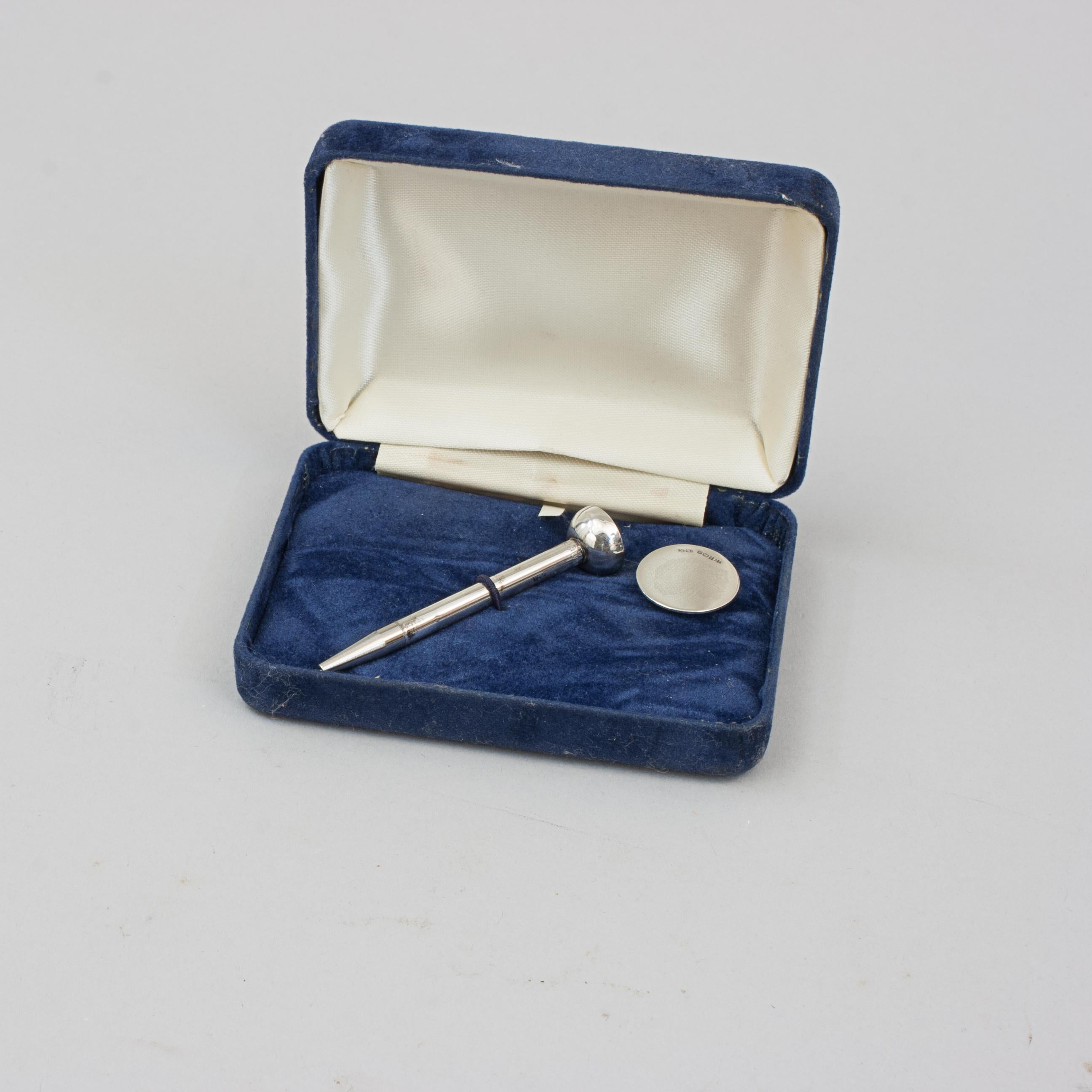 William Manton Silver Golf Ball Marker & Propelling Golf Tee Pencil.
A wonderful hallmarked sterling silver golf tee and marker set, great for the lover of golf. The modern silver ball marker hallmarked Birmingham 1991 and made by William Manton