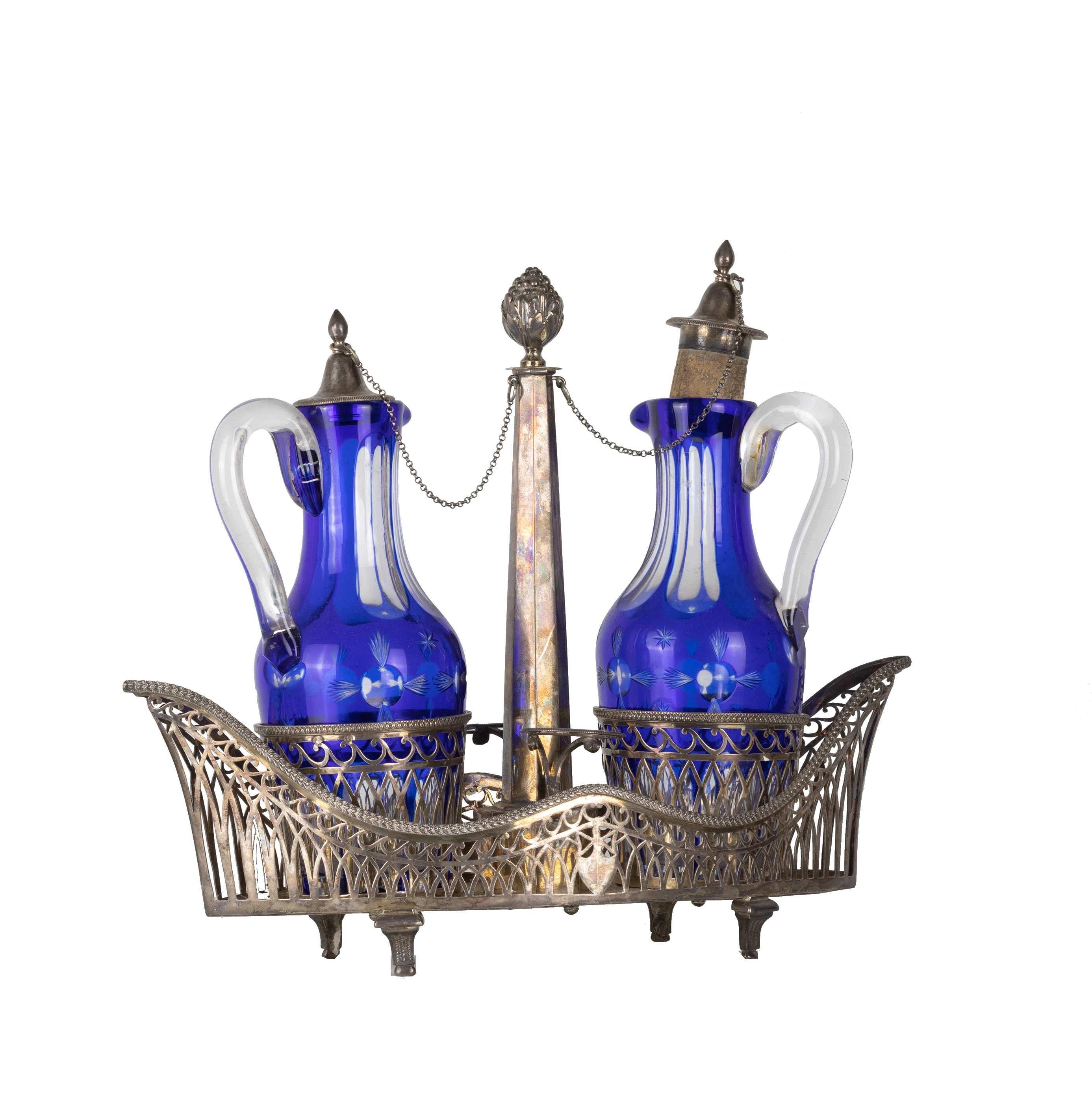 A. Silver, tavolo da crociera Lombardo Veneto (Venezia) in argento finemente traforato e decorato con motivi di cariatidi e traforo.  Set composto da oliera, sale, pepe, a forma di gondola di Venezia. Marchi d'argento incisi. Grammi 1290. XIX secolo