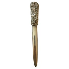 Silver Gorham Brieföffner mit  Repoussé-Blume und Rebenverzierung