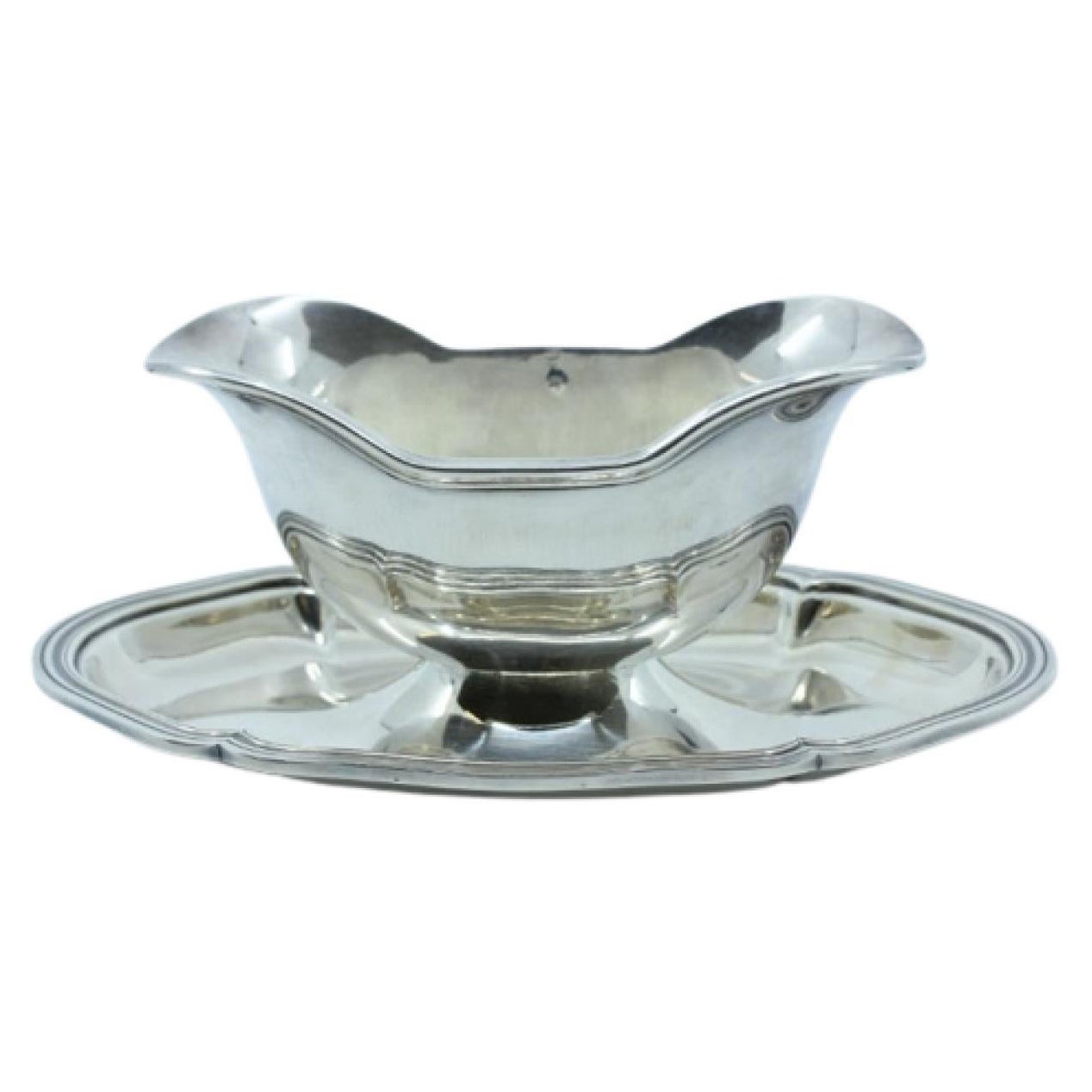 Silver gravy boat with a beaded platter around the edge im Angebot