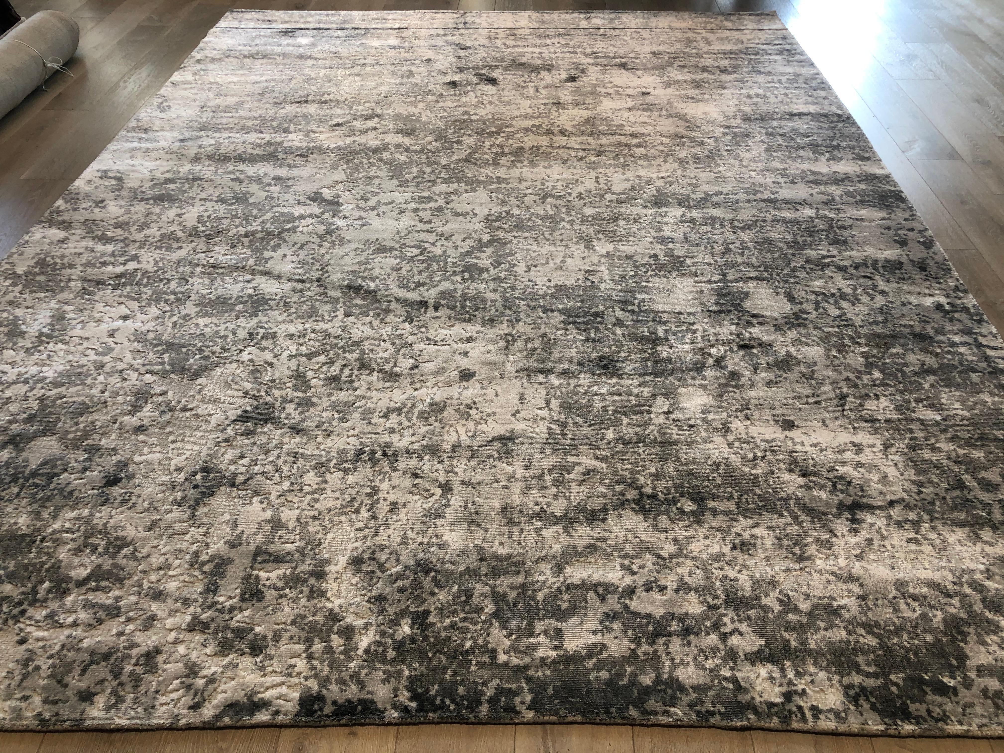 Silver Gray Abstract Design Rug In New Condition For Sale In Los Angeles, CA