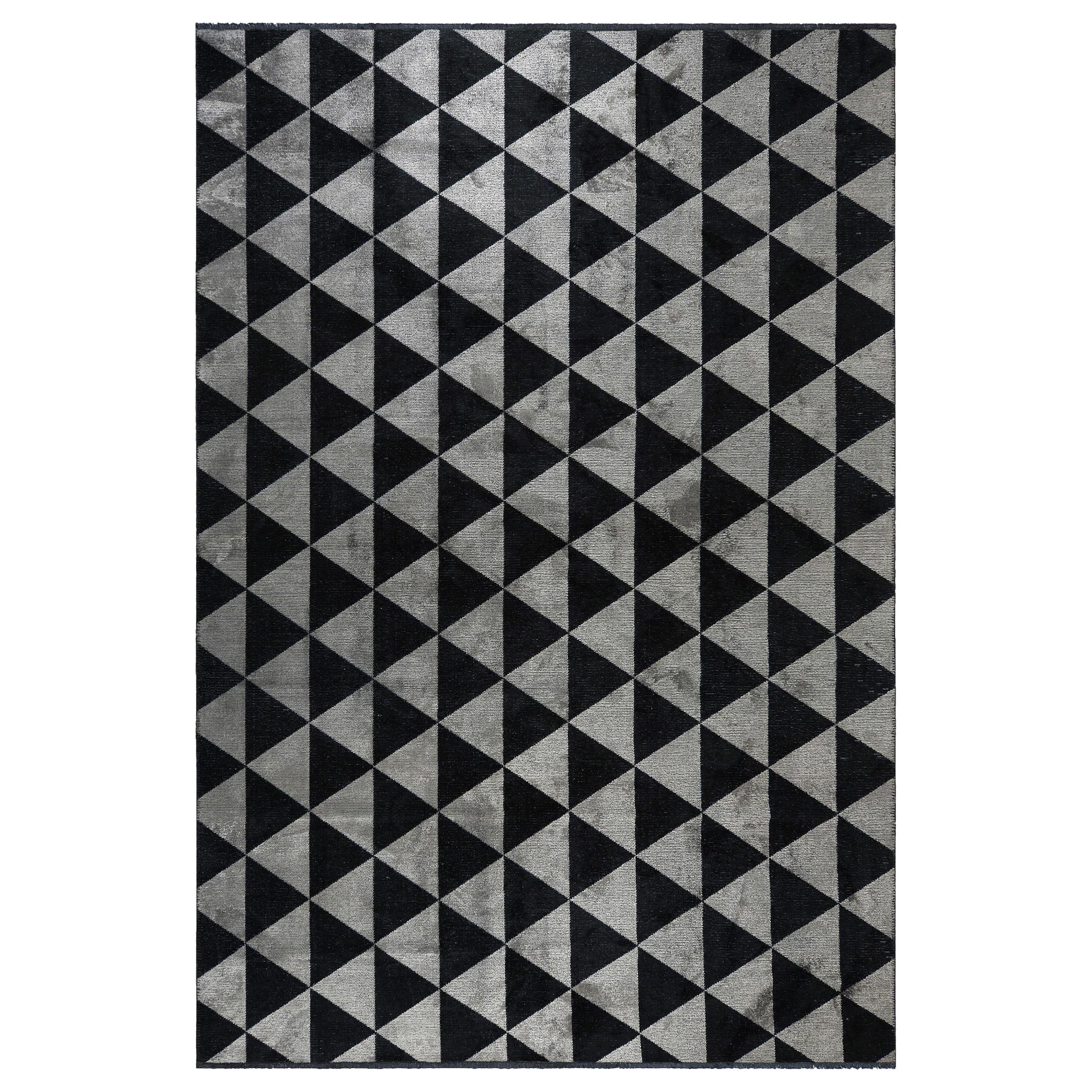 Alfombra con diseño geométrico de triángulos grises plateados y negros con brillo