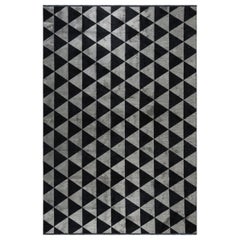 Alfombra con diseño geométrico de triángulos grises plateados y negros con brillo