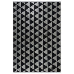 Tapis gris argenté, gris et noir à motif géométrique triangulaire en forme de diamant avec brillance