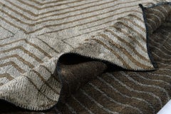 A Silver Gray and Brown Contemporary Chevron Pattern Luxury Soft Semi-Plush Rug (tapis semi-doux de luxe)