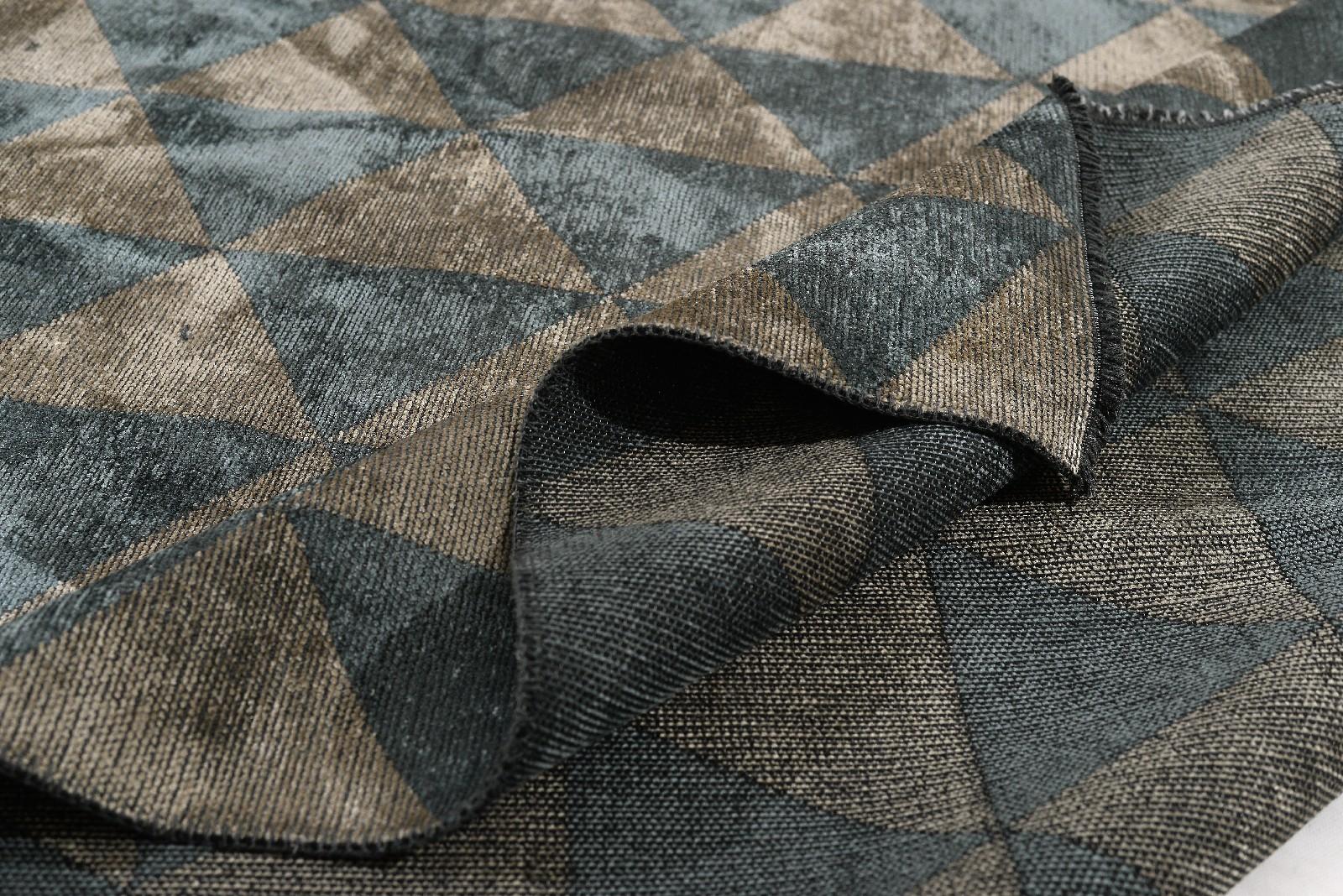 Teppich mit Glanz in Silbergrau und Hellblau und geometrischen Mustern, Diamant-Dreieck  (Maschinell gefertigt) im Angebot