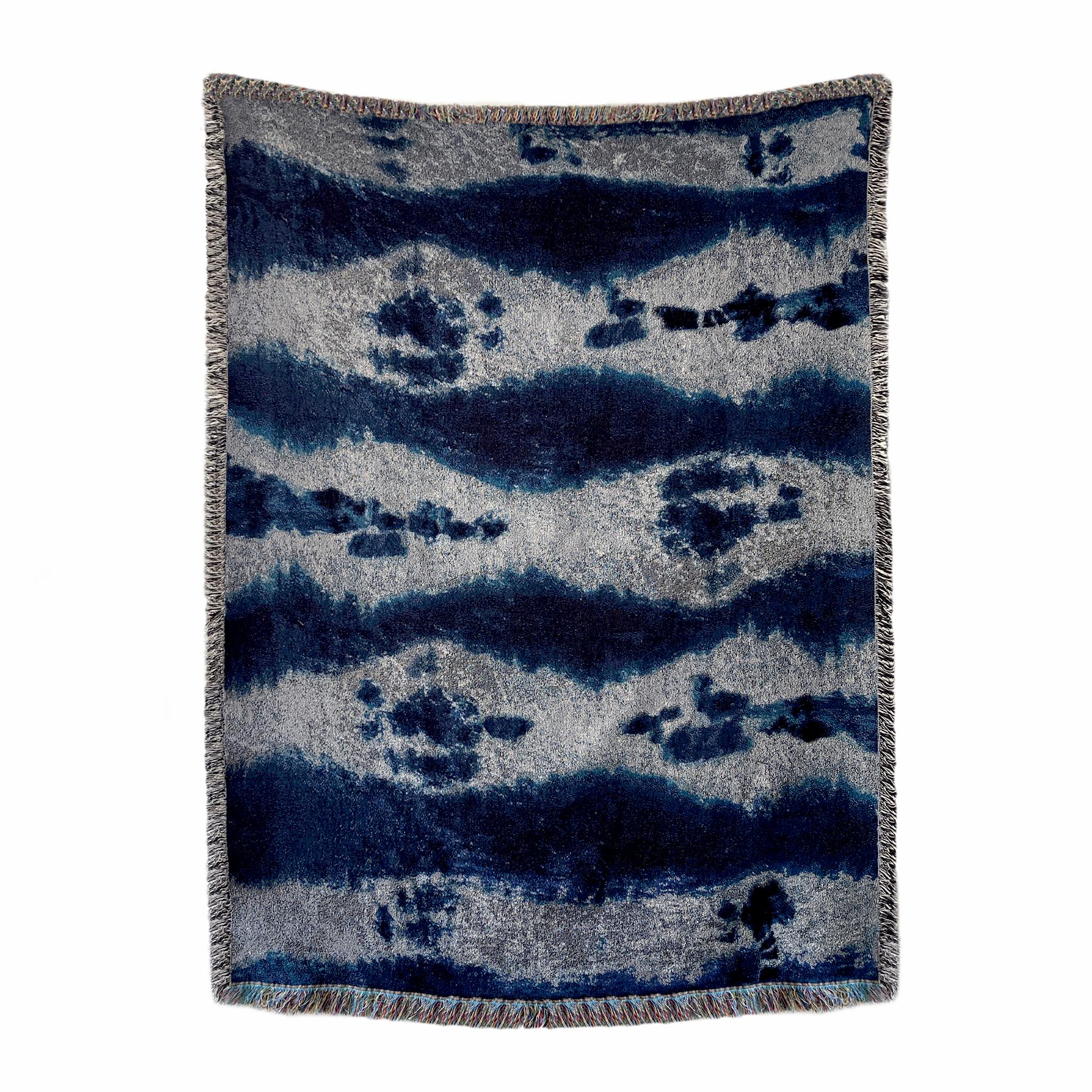 Lancio in tessuto jacquard grigio argento e blu indaco con bordi sfrangiati. Tessuto con cotone riciclato su un telaio jacquard, realizzato negli Stati Uniti. Ogni lancio misura 54 x 72 pollici.

Questo lancio in tessuto jacquard si ispira ai nostri