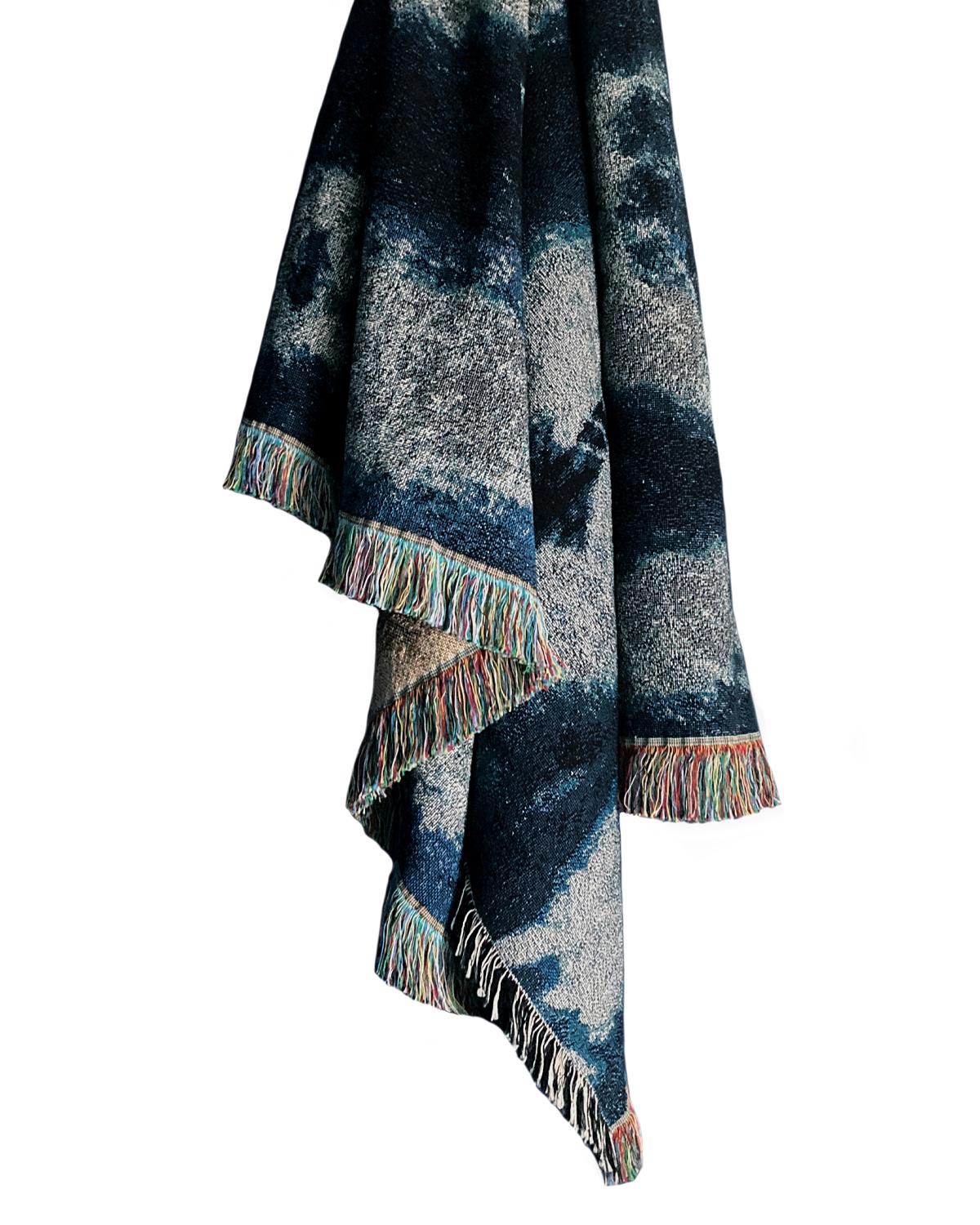 Moderno Coperta a pieghe astratta con frange, 54 x 72, grigio argento e blu indaco in vendita
