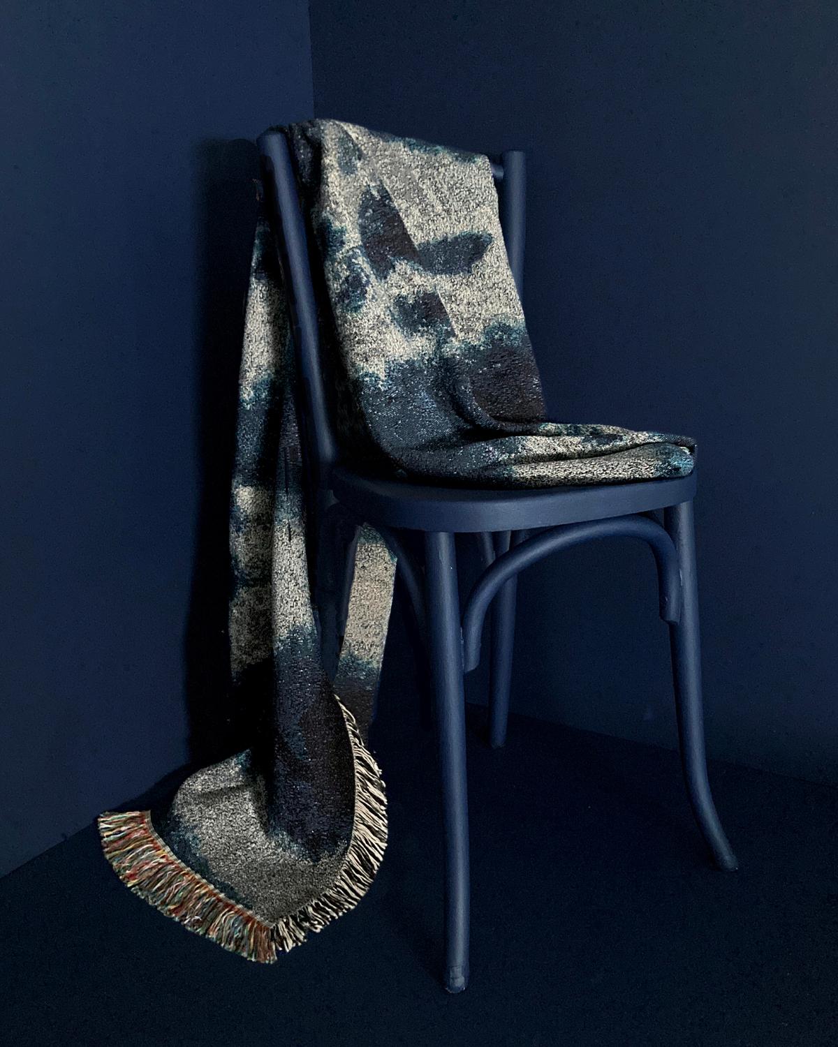 Americano Coperta a pieghe astratta con frange, 54 x 72, grigio argento e blu indaco in vendita