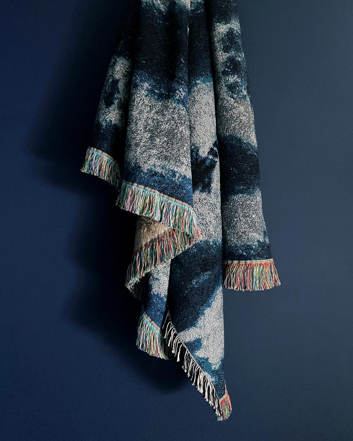 Tessuto Coperta a pieghe astratta con frange, 54 x 72, grigio argento e blu indaco in vendita