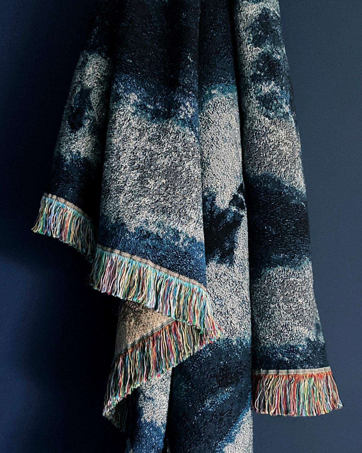 Coperta a pieghe astratta con frange, 54 x 72, grigio argento e blu indaco In condizioni Nuovo in vendita a New York, NY
