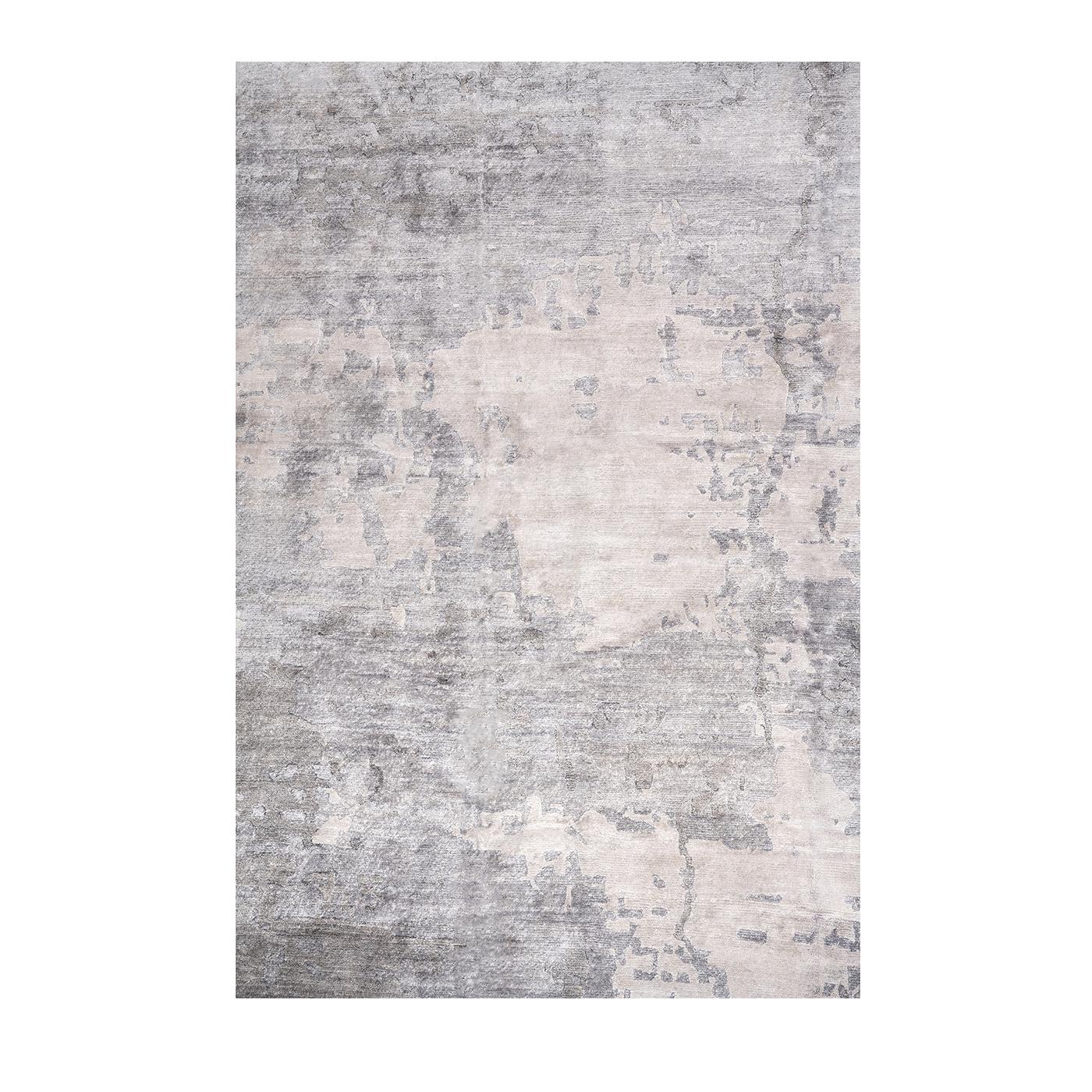 Handwoven in India frpm Chinese bamboo silk, this elegant rug features a delicate abstract design obtained using the 100 line technique (100 knots per square inch) for a rich and bold design. Evoking a dreamy atmosphere, the pattern features silver,
