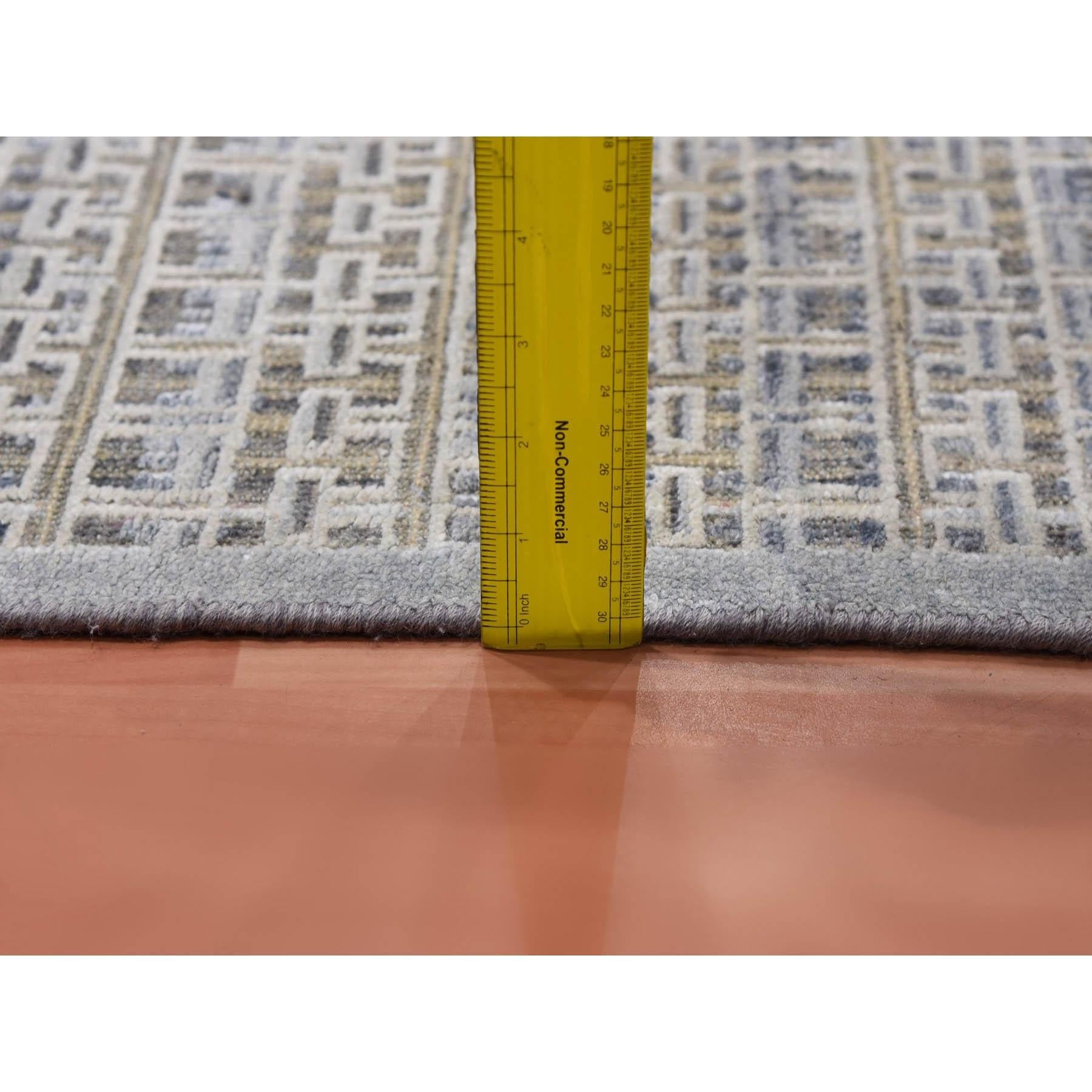 Tappeto grigio argento in seta e lana annodato a mano dal design moderno, tono su tono, di grandi dimensioni in vendita 2