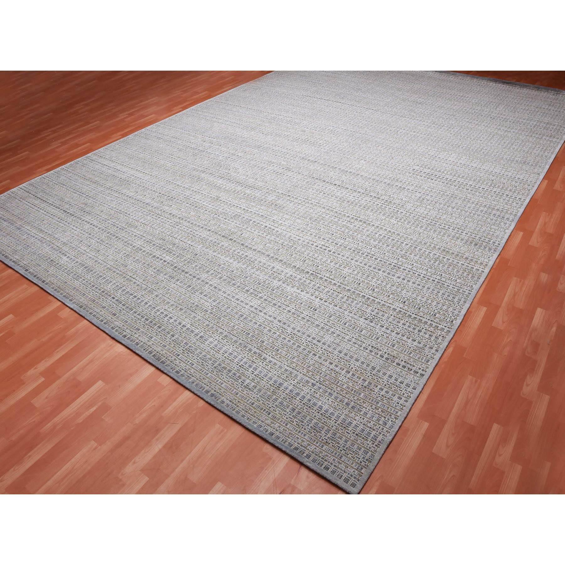 Moderno Tappeto grigio argento in seta e lana annodato a mano dal design moderno, tono su tono, di grandi dimensioni in vendita