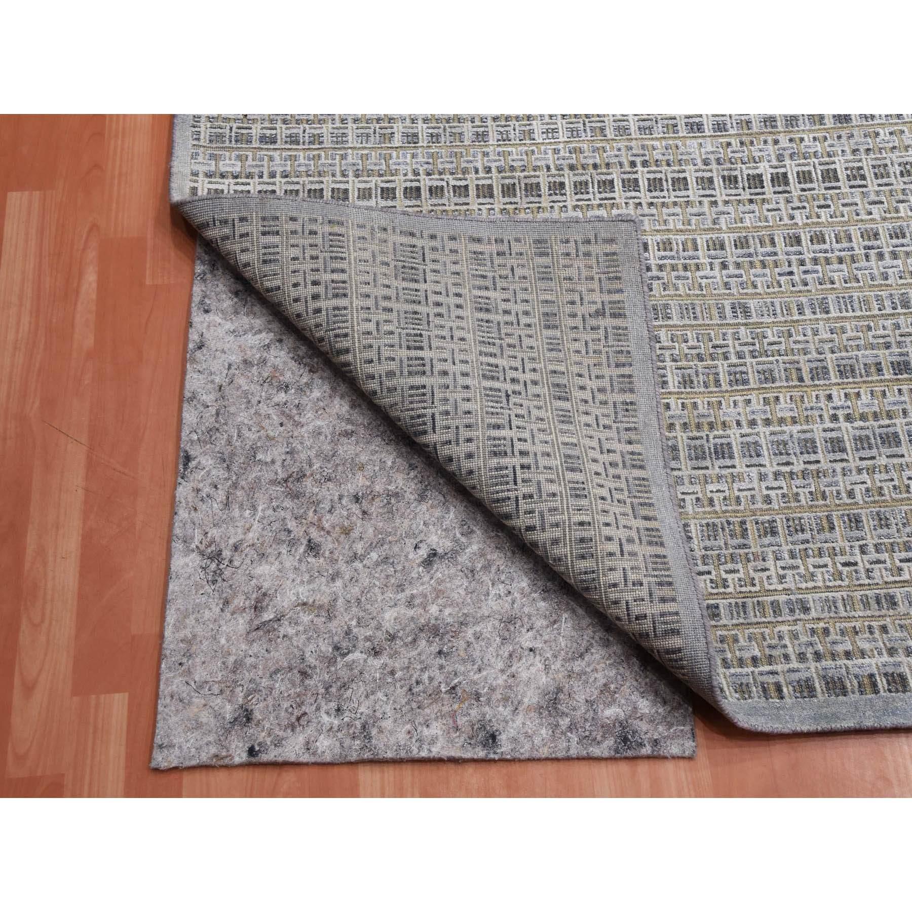 Indiano Tappeto grigio argento in seta e lana annodato a mano dal design moderno, tono su tono, di grandi dimensioni in vendita