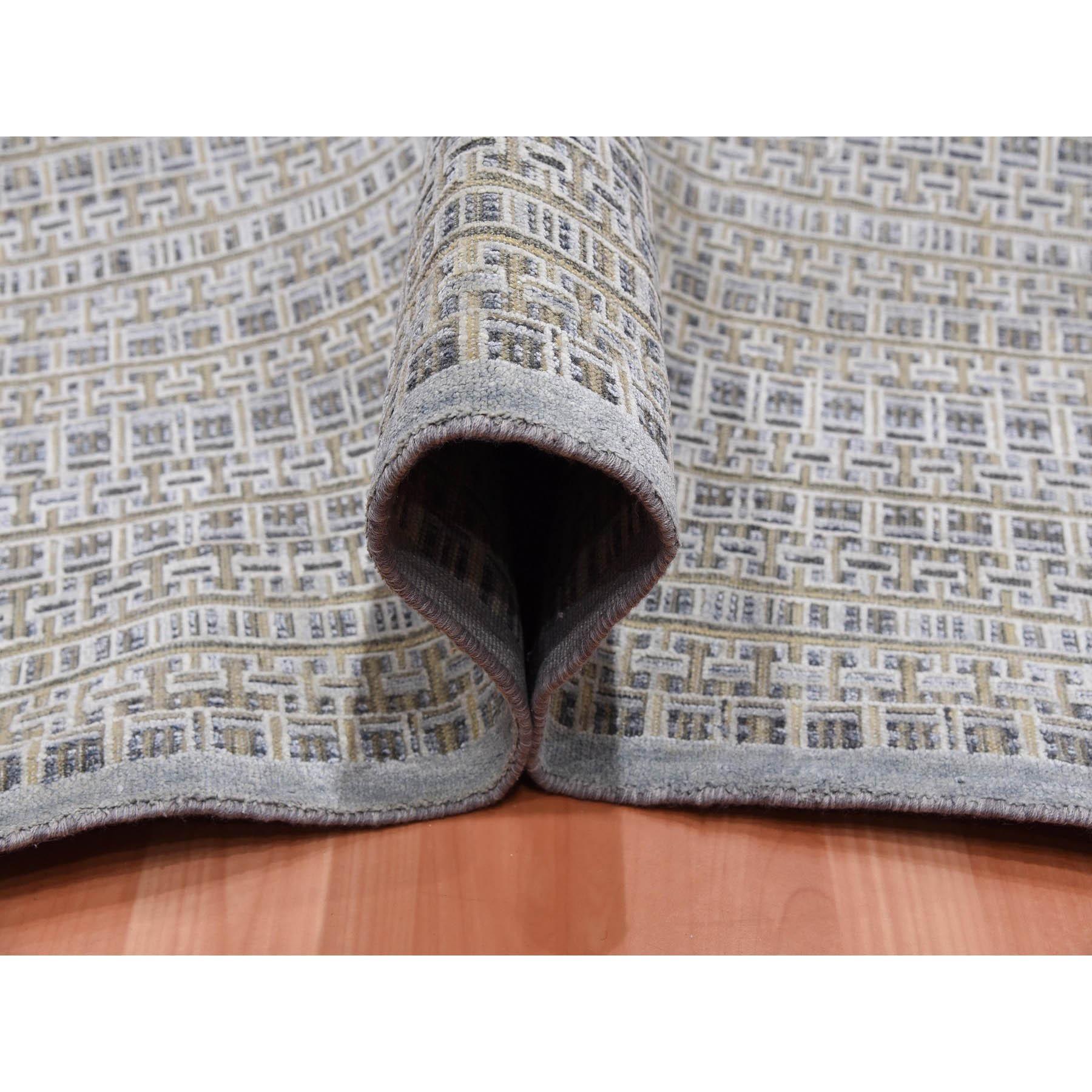 Annodato a mano Tappeto grigio argento in seta e lana annodato a mano dal design moderno, tono su tono, di grandi dimensioni in vendita