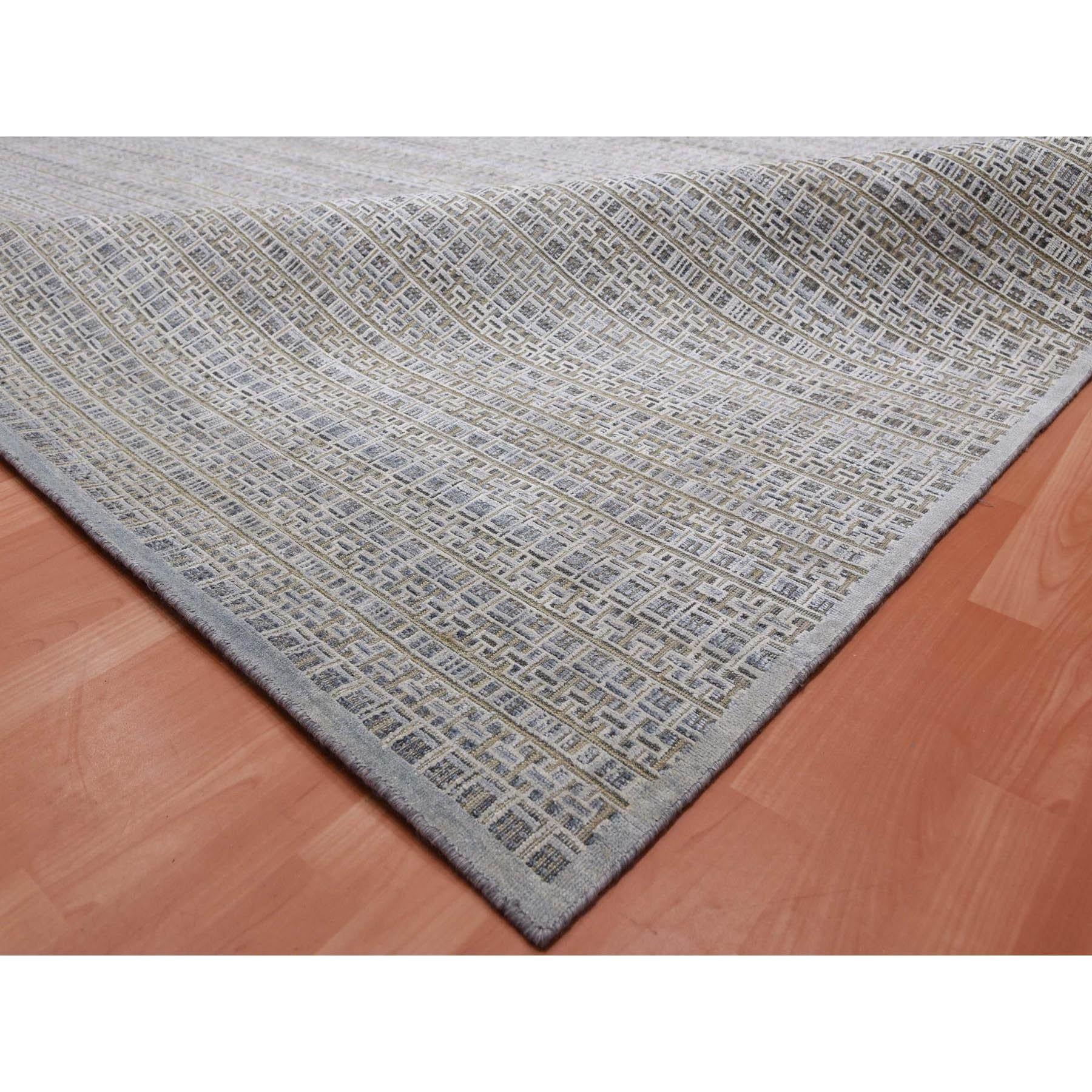 Tappeto grigio argento in seta e lana annodato a mano dal design moderno, tono su tono, di grandi dimensioni In condizioni Nuovo in vendita a Carlstadt, NJ