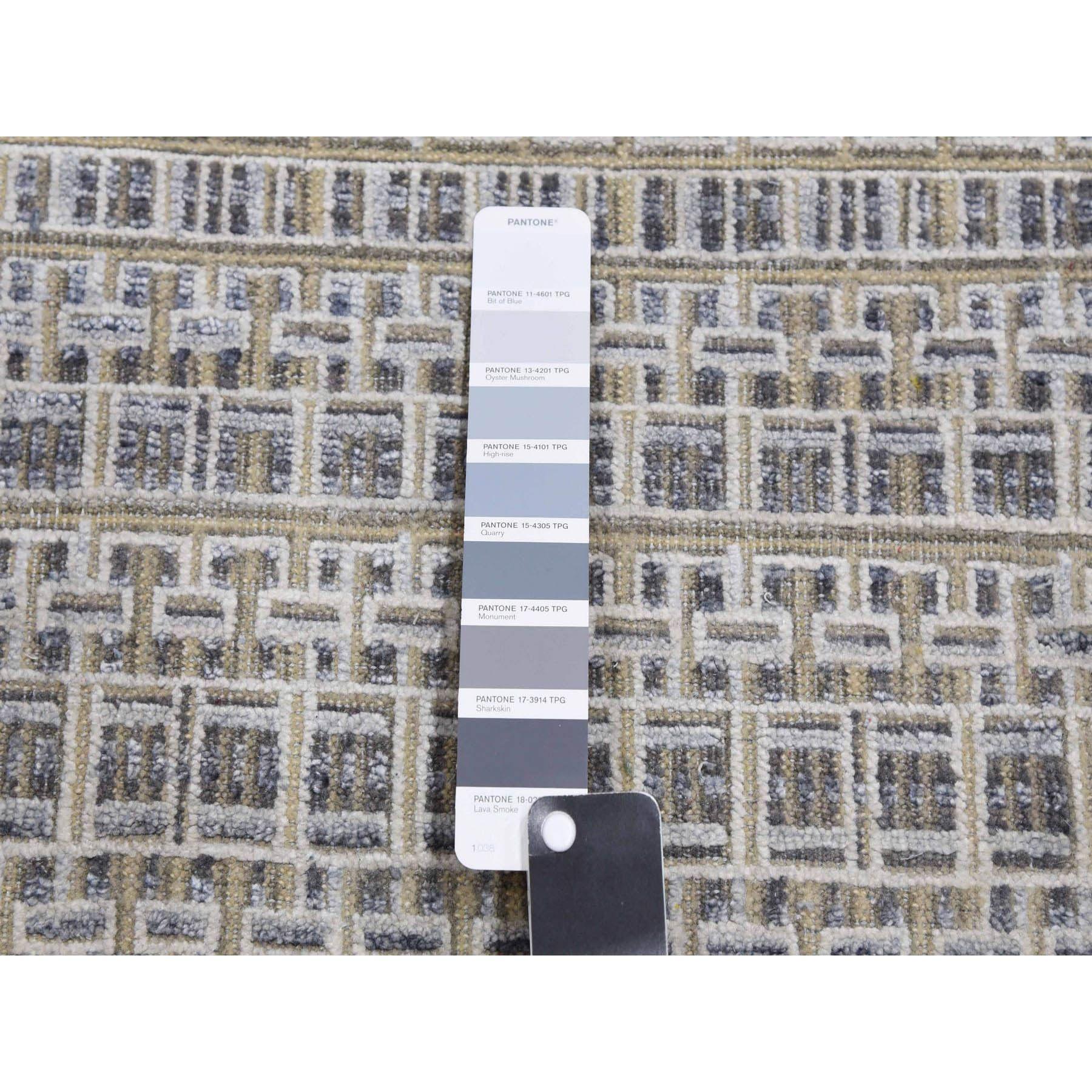 XXI secolo e contemporaneo Tappeto grigio argento in seta e lana annodato a mano dal design moderno, tono su tono, di grandi dimensioni in vendita