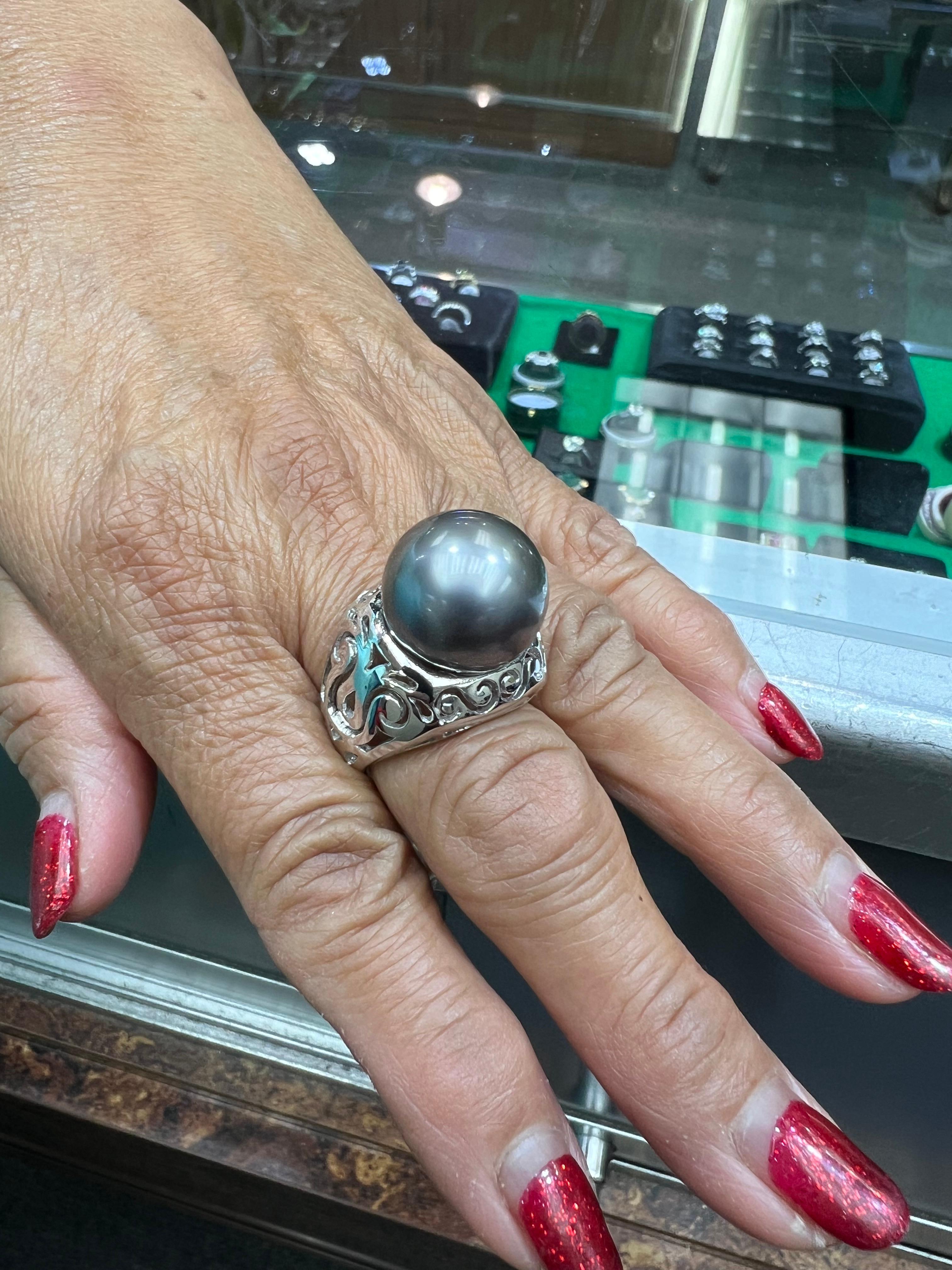 Anello di proprietà in oro bianco con perle di Tahiti grigio argento da 15,75 mm, circa 2000.

L'anello Estate Silver Grey 15,75mm Tahitian Pearl White Gold, risalente al 2000 circa, esemplifica la fusione di bellezza naturale e raffinata maestria