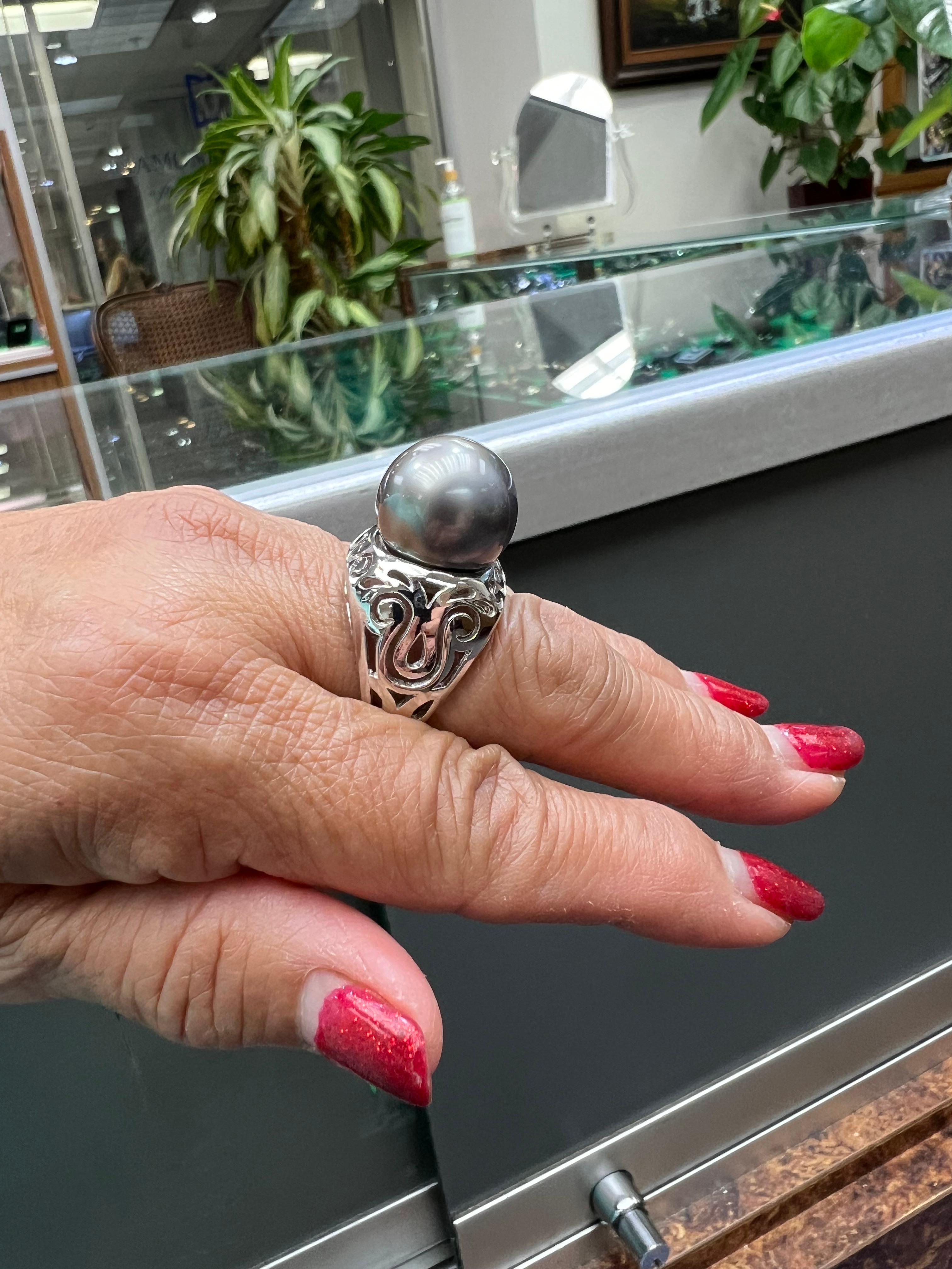 Taglio rotondo Anello con perla tahitiana grigio argento da 15,75 mm in oro bianco in vendita