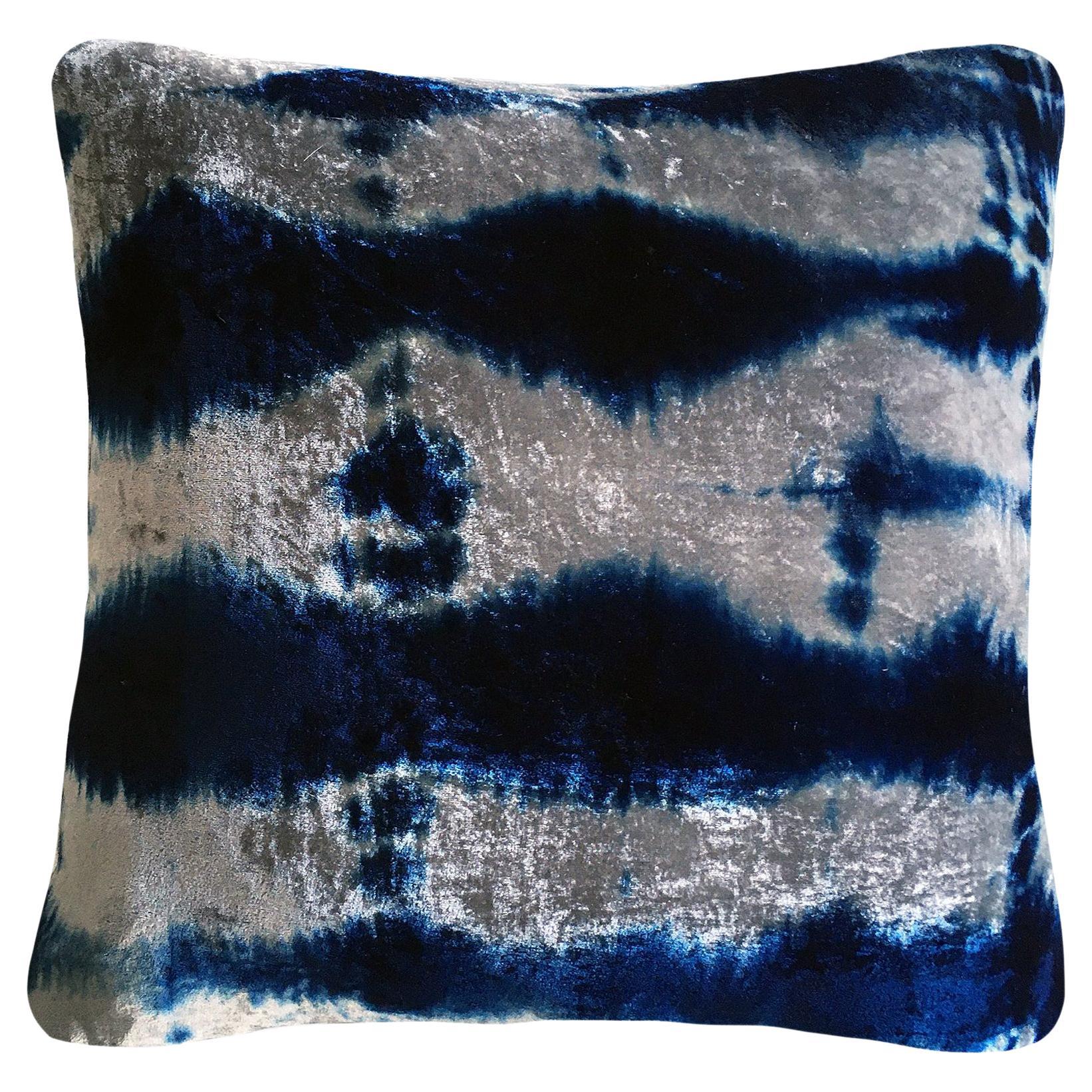 Coussin en velours de soie teint à la main, plis gris argenté et bleu indigo