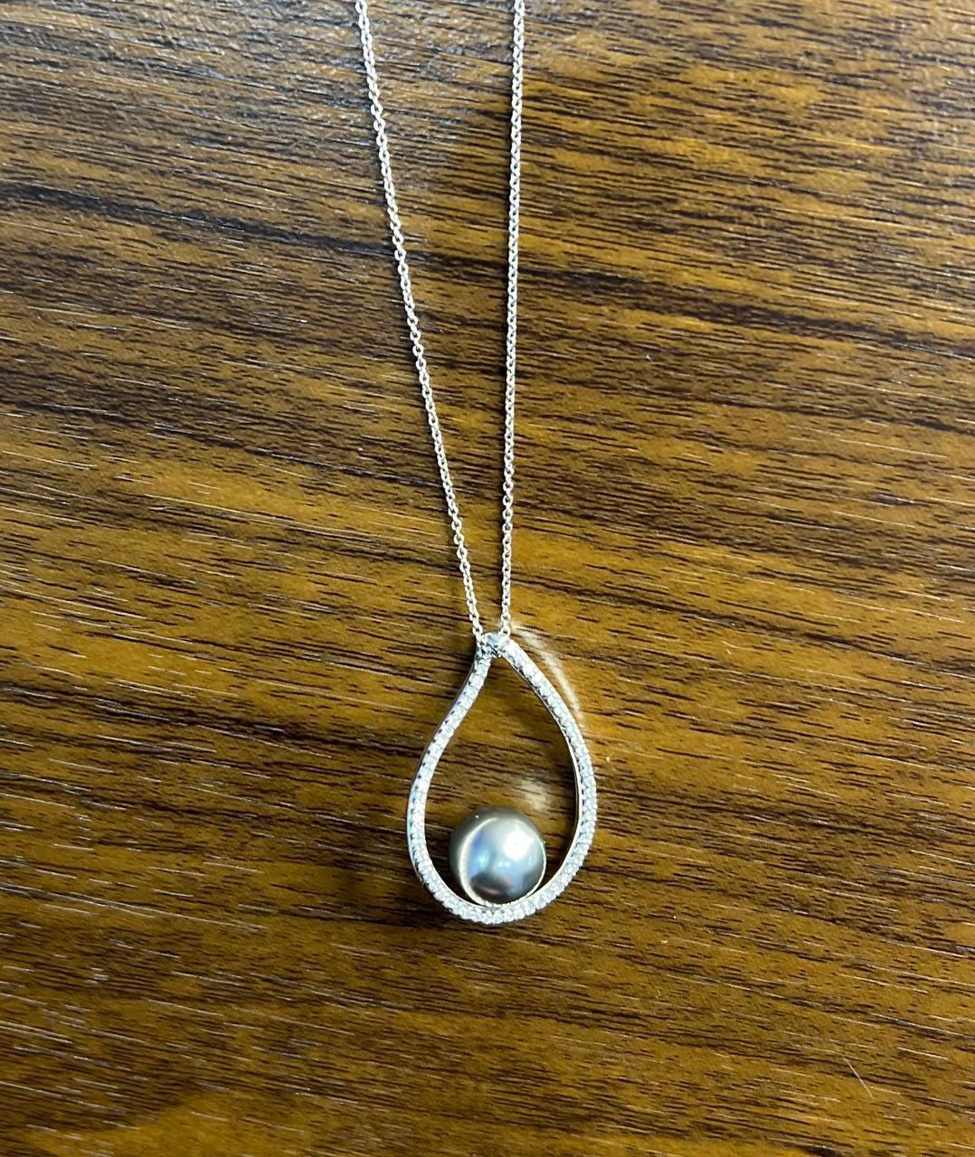Collana con ciondolo a forma di perla di Tahiti in argento grigio nero e diamante in oro bianco 14 carati In condizioni Nuovo in vendita a Oakton, VA