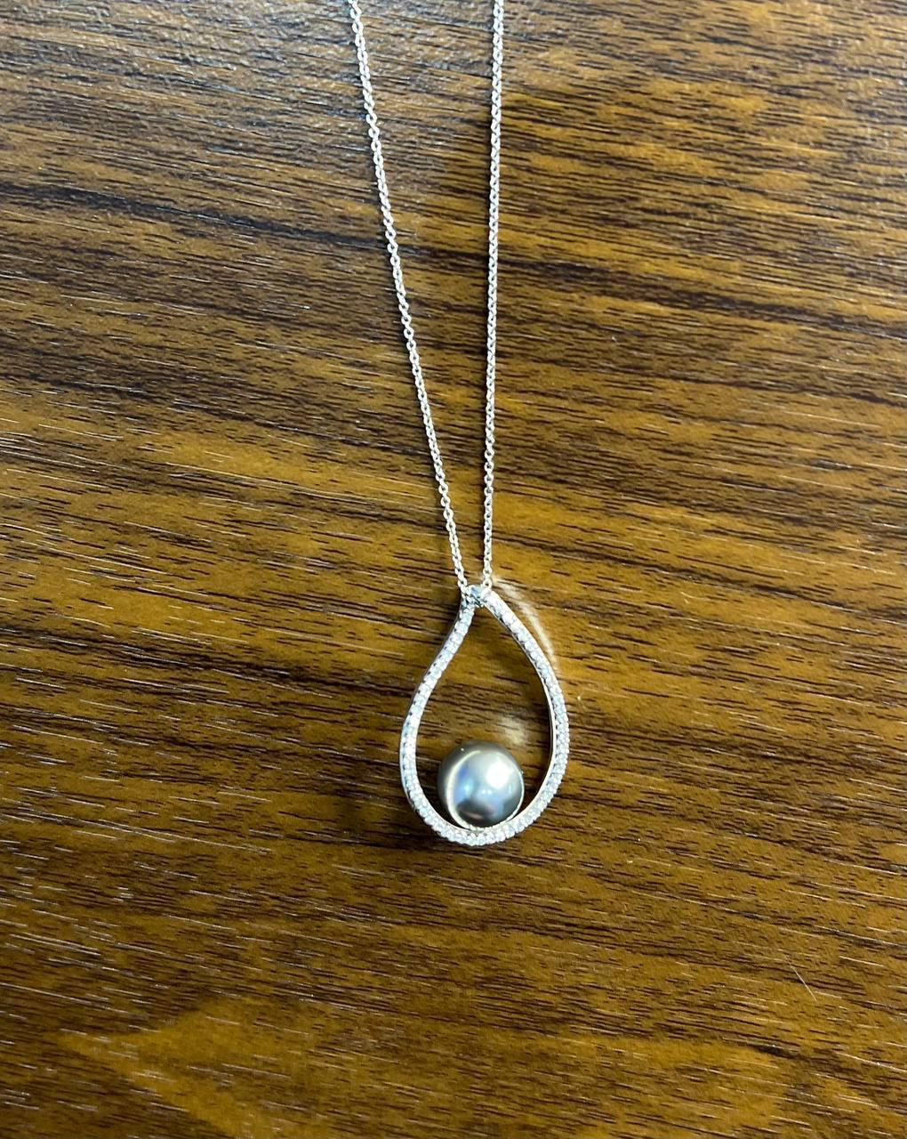 Donna Collana con ciondolo a forma di perla di Tahiti in argento grigio nero e diamante in oro bianco 14 carati in vendita