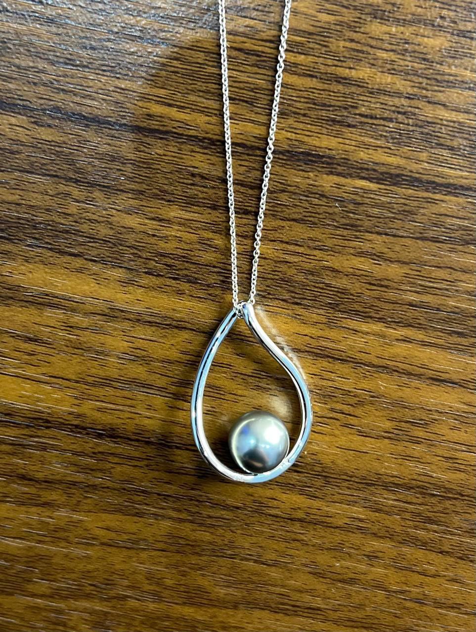 Collana con ciondolo a forma di perla di Tahiti in argento grigio nero e diamante in oro bianco 14 carati in vendita 1