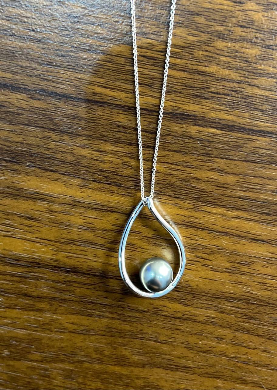 Collana con ciondolo a forma di perla di Tahiti in argento grigio nero e diamante in oro bianco 14 carati in vendita 2