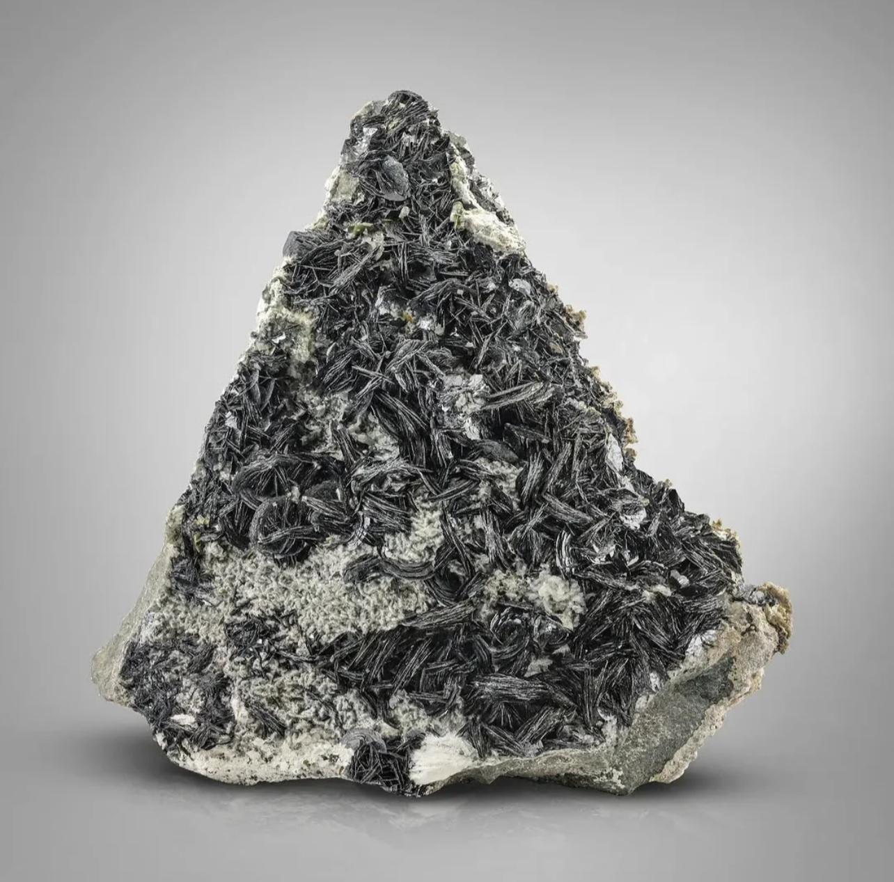 Cristalli di ematite Rossetts grigio argento con titanite dal Pakistan in vendita 3