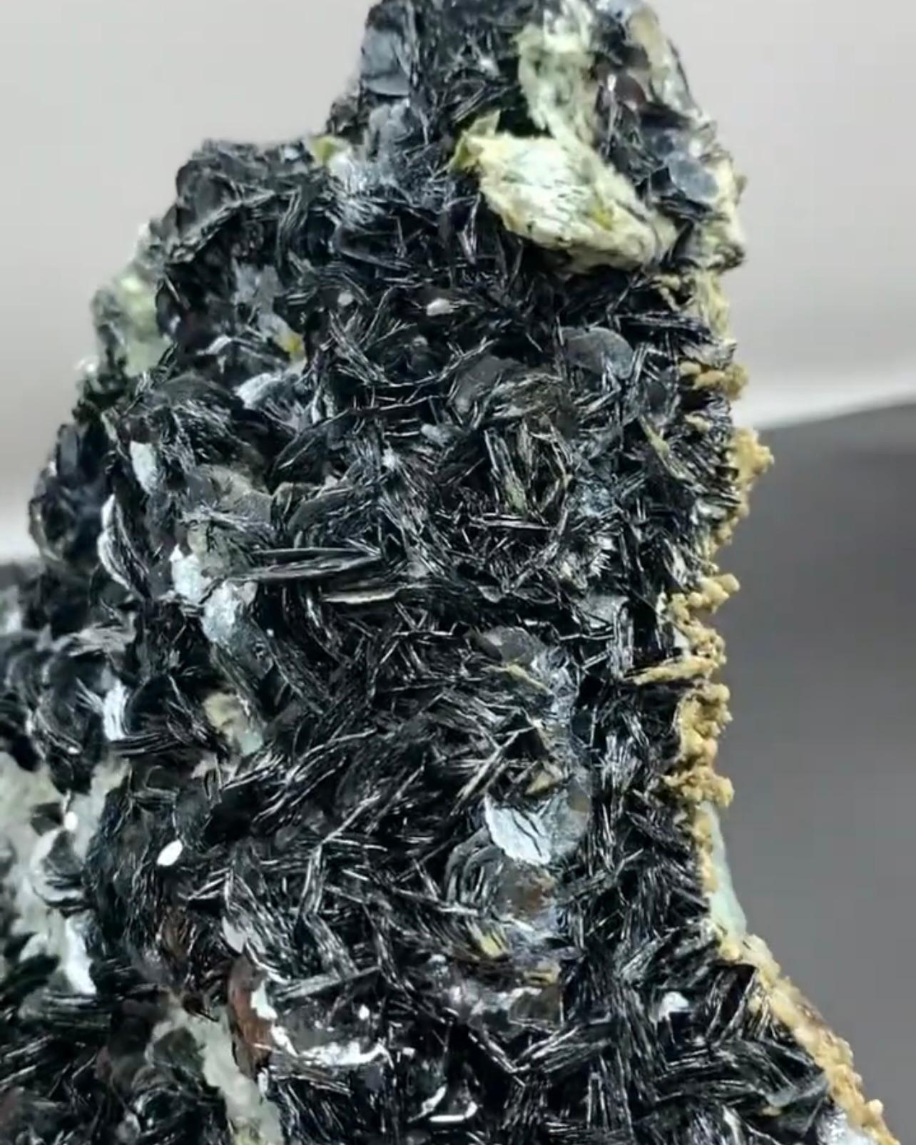 Moderno Cristalli di ematite Rossetts grigio argento con titanite dal Pakistan in vendita