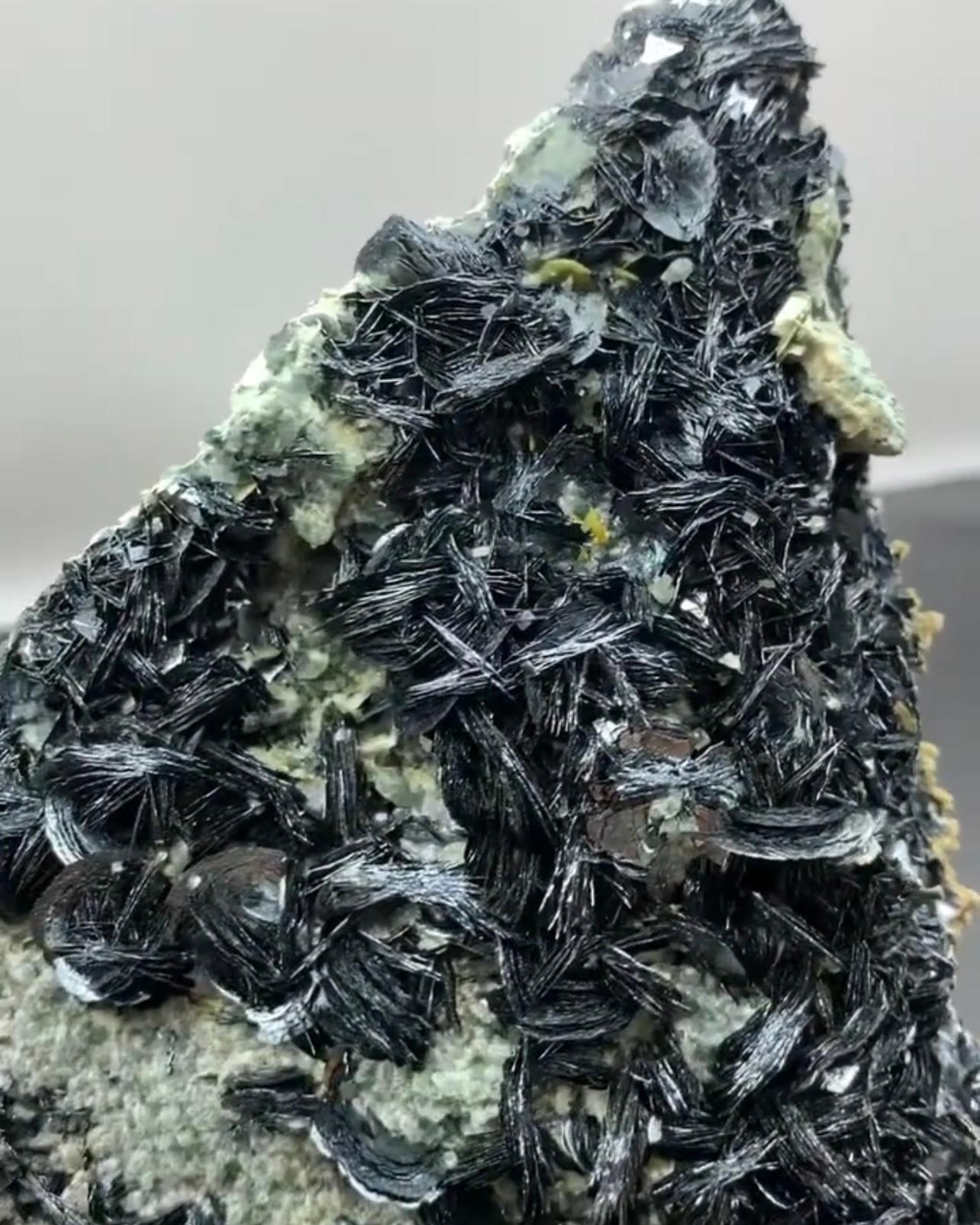Pakistano Cristalli di ematite Rossetts grigio argento con titanite dal Pakistan in vendita