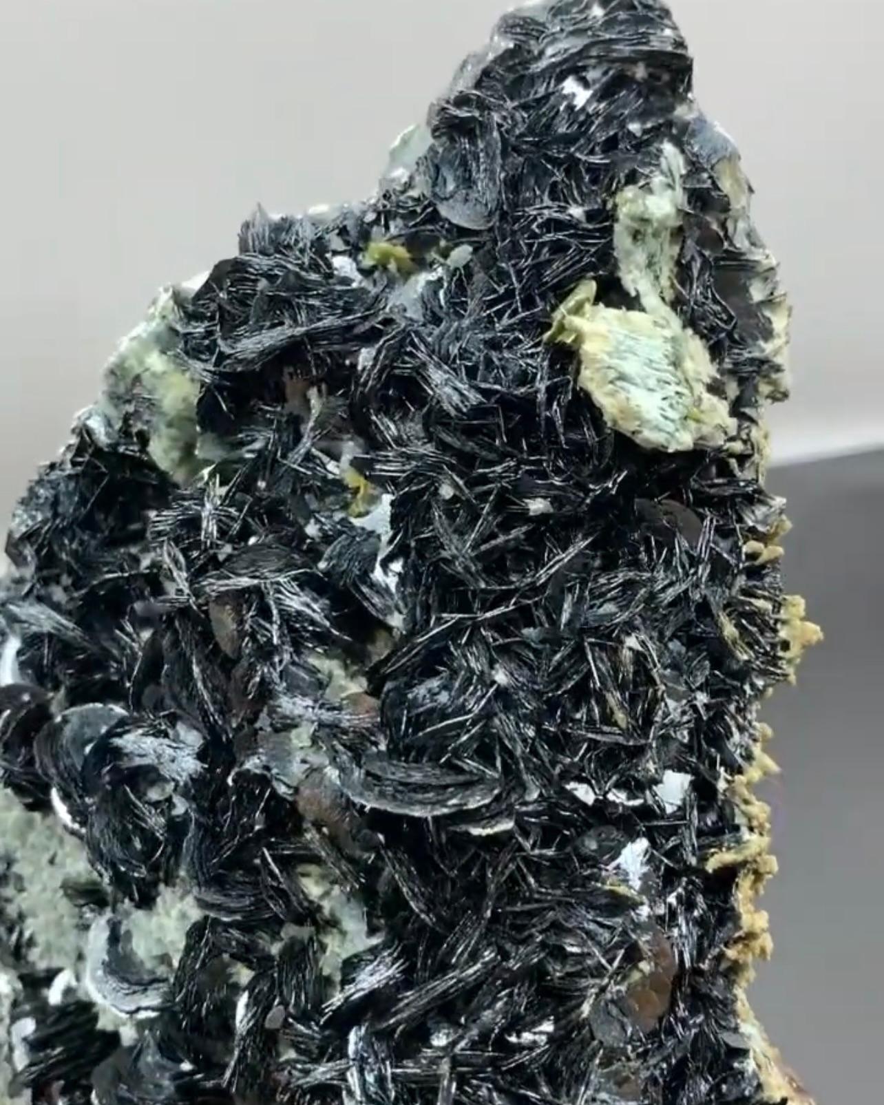 Cristalli di ematite Rossetts grigio argento con titanite dal Pakistan In condizioni buone in vendita a Peshawar, PK