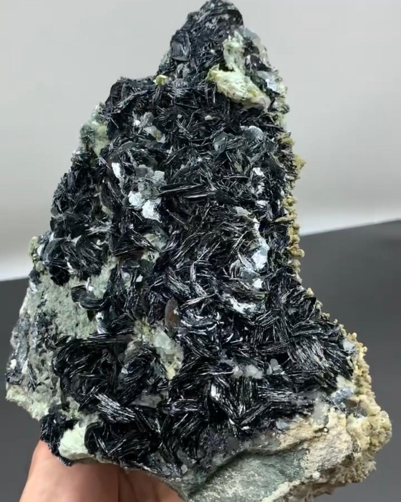 XXI secolo e contemporaneo Cristalli di ematite Rossetts grigio argento con titanite dal Pakistan in vendita