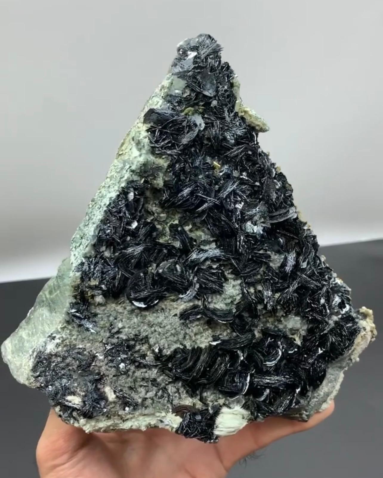 Altro Cristalli di ematite Rossetts grigio argento con titanite dal Pakistan in vendita