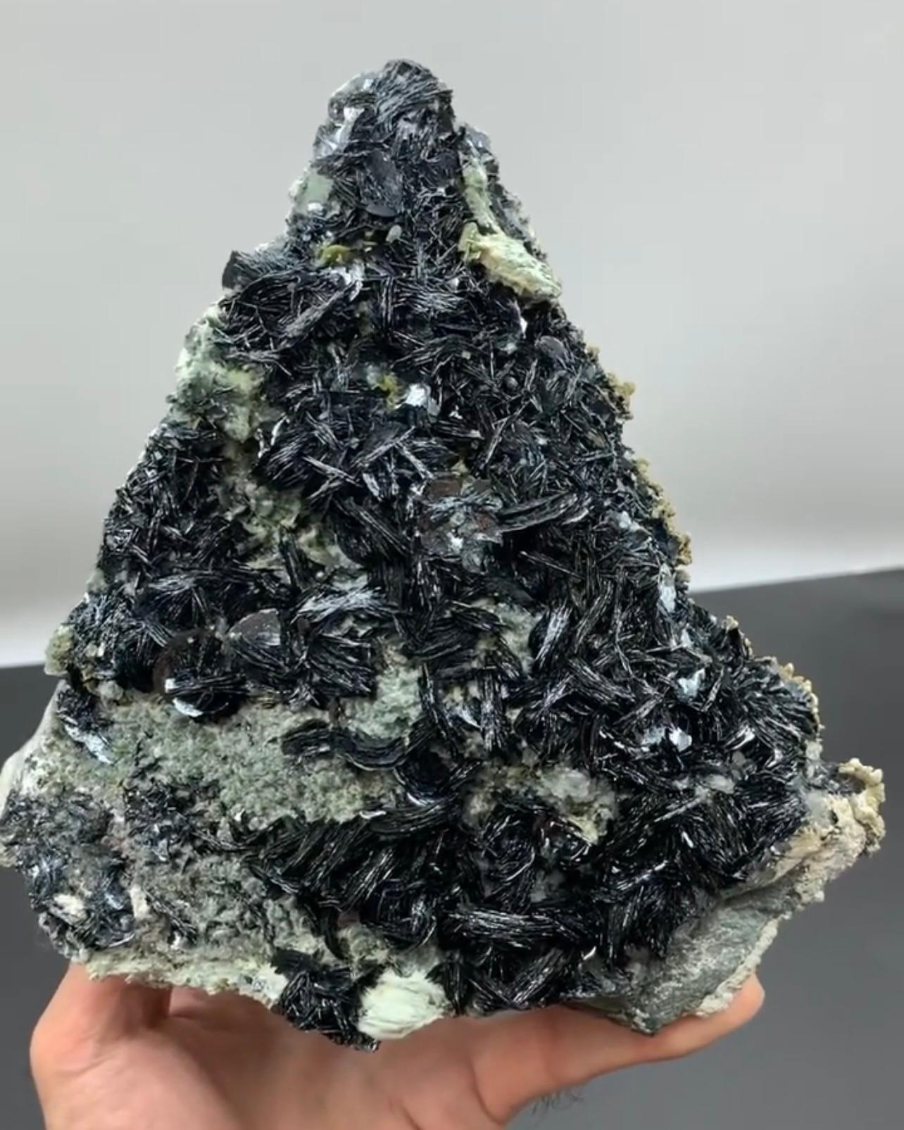 Cristalli di ematite Rossetts grigio argento con titanite dal Pakistan in vendita 1