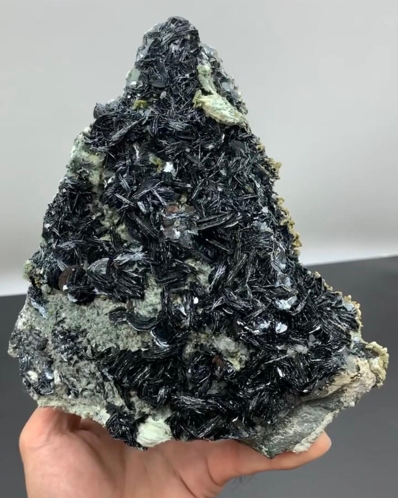 Cristalli di ematite Rossetts grigio argento con titanite dal Pakistan in vendita 2